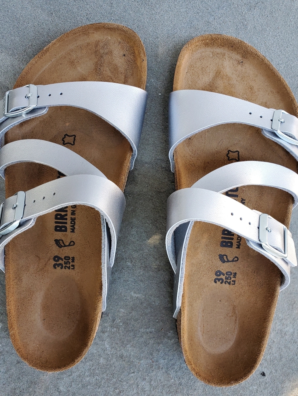 New Birkenstock Salina Sandles in Metalic Silver - Never worn